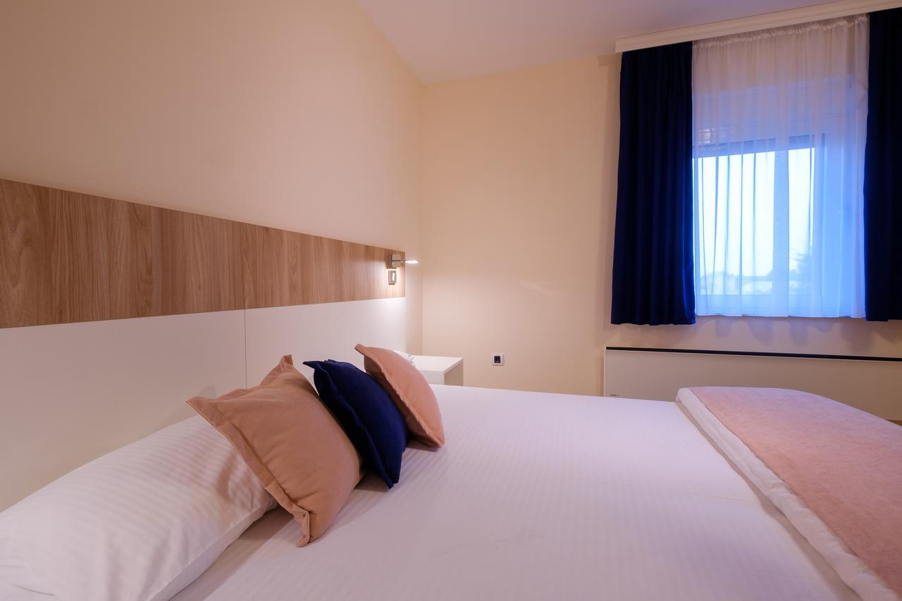 Airport Hotel Garni Belgrado Buitenkant foto